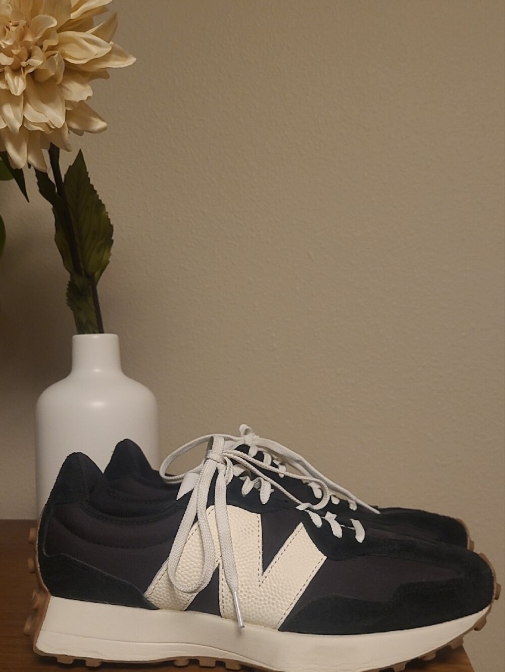 New Balance Women's 327 Sz 10 Black/White